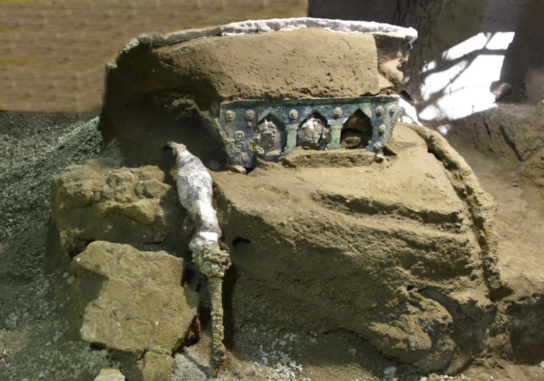 Hallado un espectacular carro ceremonial romano junto a Pompeya