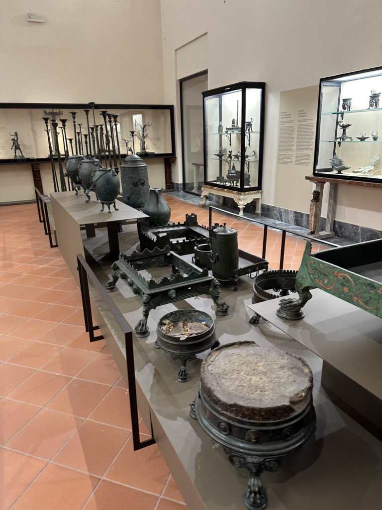 Conjunto de braseros expuestos en el Museo Arqueológico de Nápoles