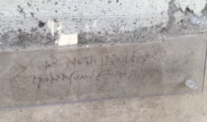 Grafito de carboncillo de la casa con jardín de Pompeya